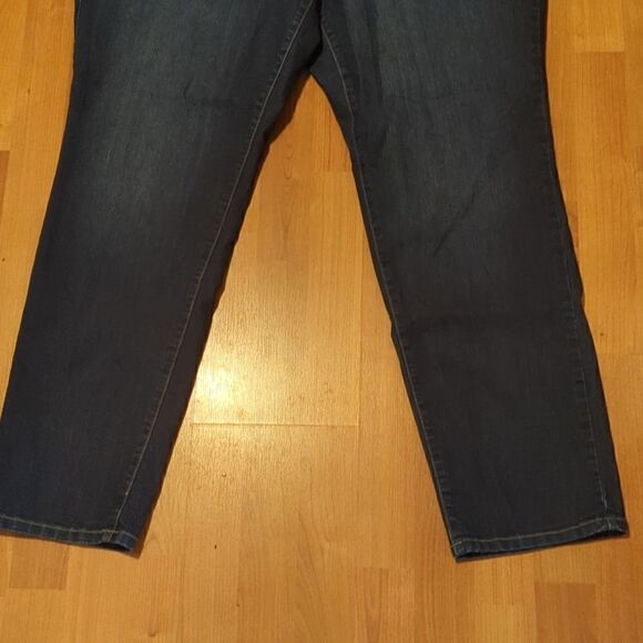 26 regular Torrid denim jeans us size EUC blue stretch slimming look any season - Picture 3 of 10